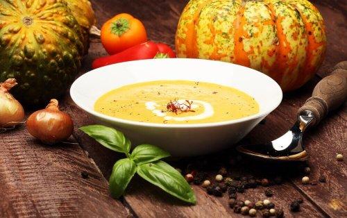 Nyd en lækker og cremet græskarsuppe som et let aftensmåltid