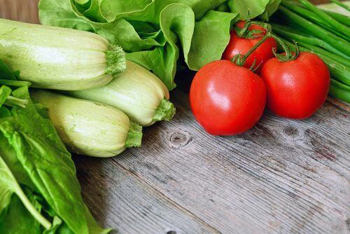 tomater og selleri er en af ​​de bedste grøntsager til ophobet væske