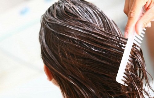 Brug en hårmaske til af forhindre kruset hår