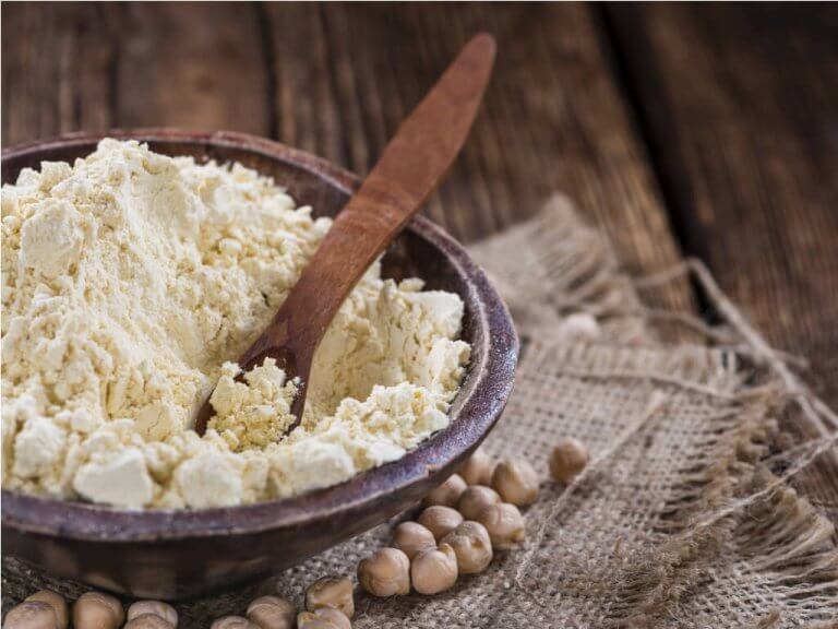 Mel i en skål til græskarkage