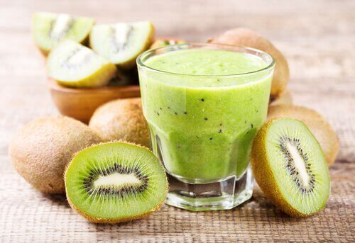 En kiwi og appelsin smoothie