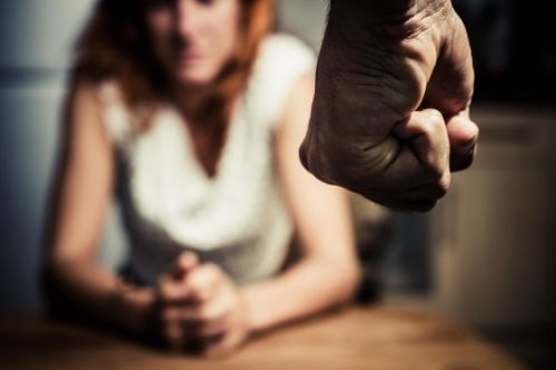 Mishandlede kvinder forsøger at undgå at deres mishandler bliver vred