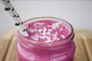 Få goderne fra en kokosnød, ingefær og rødbedesmoothie