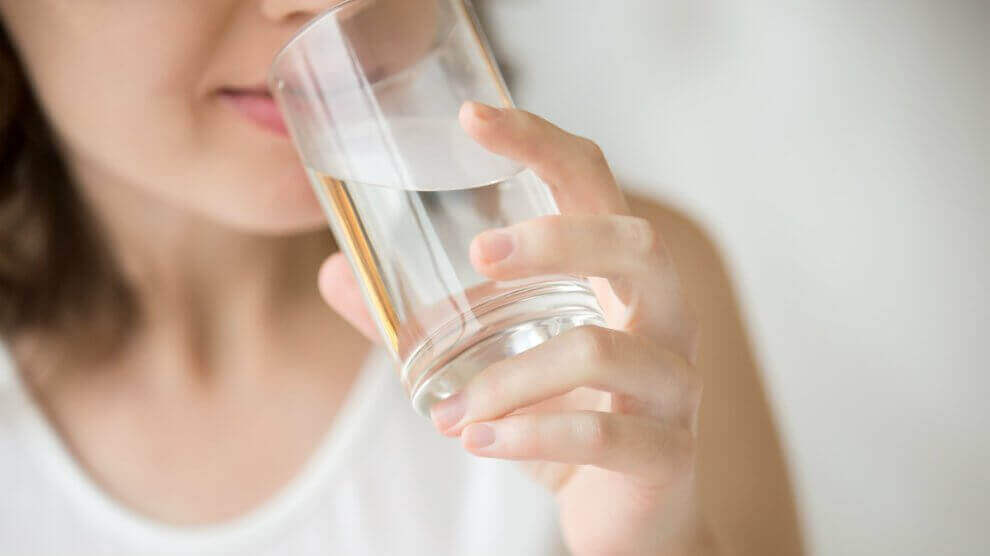 Kvinde drikker vand for at føle sig mindre træt