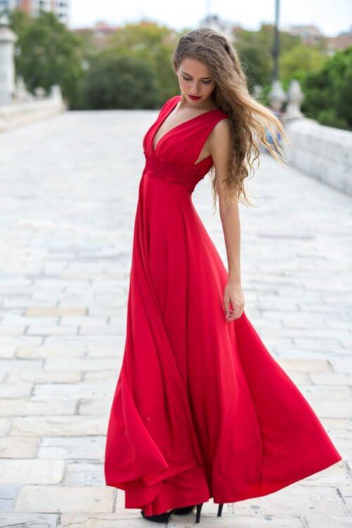 kvinde i rød kjole