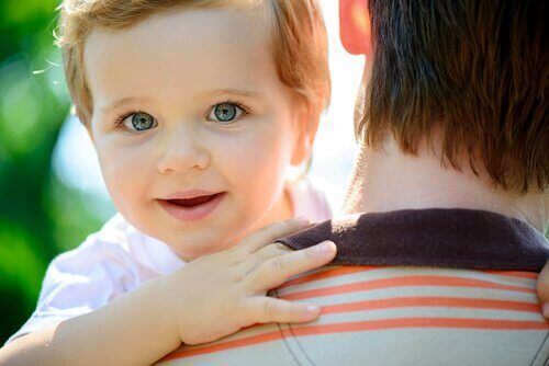 En smilende baby.