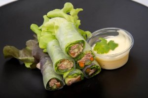 Tre lækre salat-wraps med grøntsager og frugt