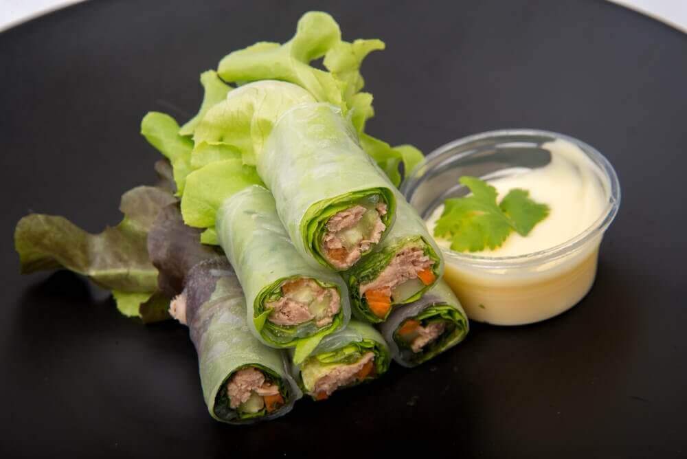 Tre lækre salat-wraps med grøntsager og frugt