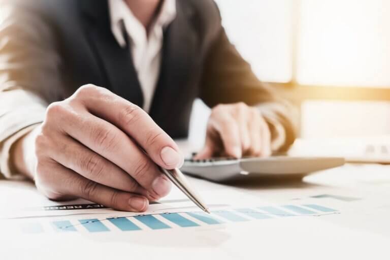 mand ser på regninger