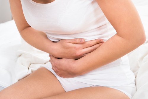 Kvinde med mavepine grundet tarmproblemer kan have brug for en kolostomi