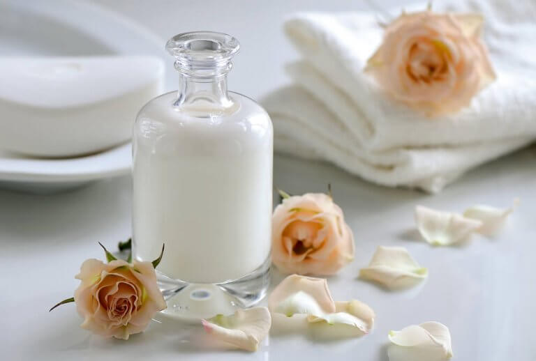 Flaske mælk med rosenhoveder, få den dårlige lugt ud af håndklæder