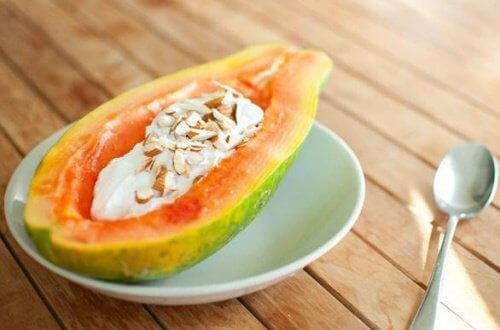 Papaya med mandler er et sundt morgenmåltid mod fibromyalgi
