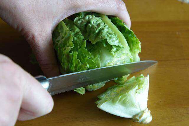 Skær salat til salat-wraps