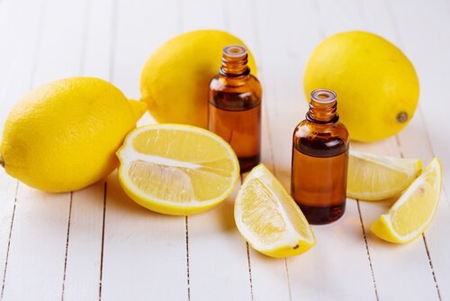 Citroner og flasker citronolie for at få den dårlige duft ud af håndklæder