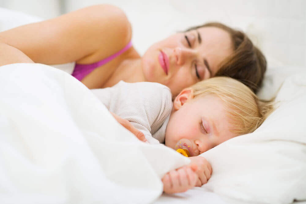 Sådan lærer du en baby at sove hele natten igennem