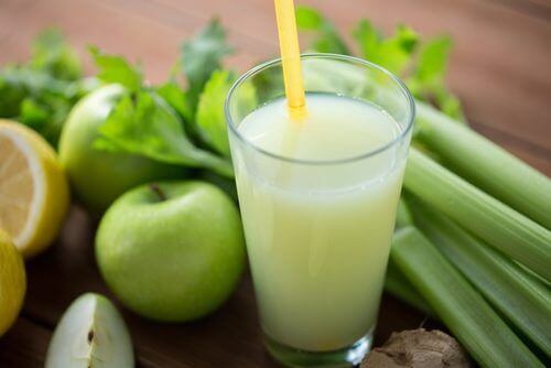 smoothie med selleri og grønne æbler