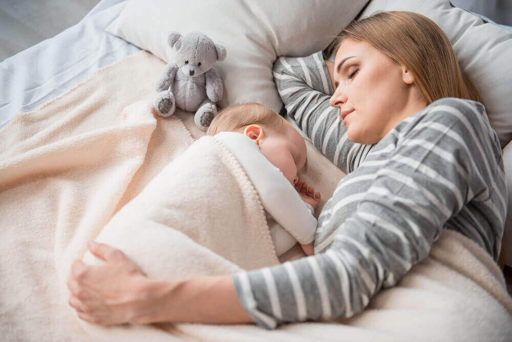 Hvordan man lærer en baby at sove gennem natten: at sove sammen.