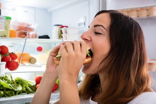 Varmt vand og citron afhjælper mad-cravings, ved at forlænge følelsen af mæthed