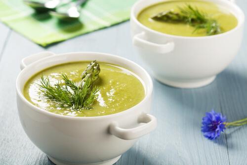 Cremet aspargessuppe kan serveres enten som forret og en let hovedret