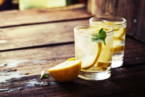 daglige detox tip, drik vand med citron.