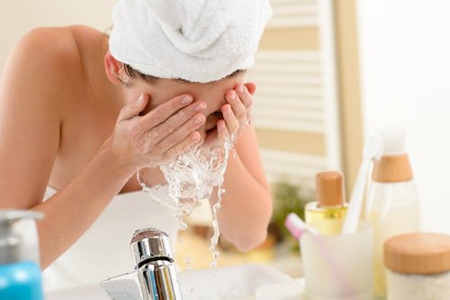 Kvinde bruger saltvandsopløsning på næsepolypper
