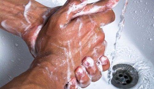 Vask altid hænder efter toiletbesøg, for at undgå mave-tarminfektioner