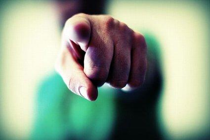 Nogle mennesker bebrejder sig selv for alting, mens andre har travlt med at skyde skylden på andre