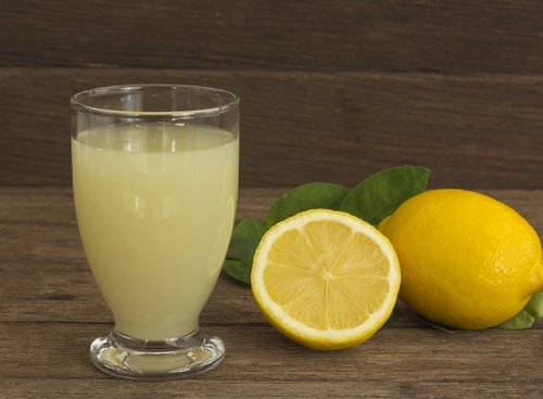 Citroner er rige på vitamin C, flavonoider, æblesyre og æteriske olier