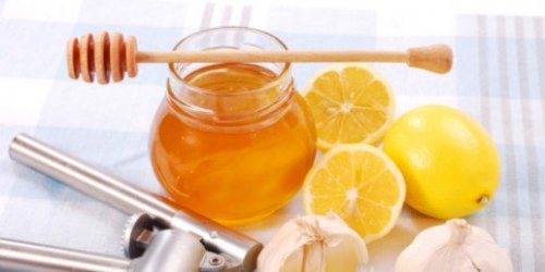 Brug honning og mandler til at rense din hud