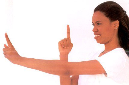 Kvinde laver øjenøvelser for visuel træthed