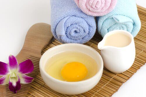 Du kan lave en ansigtsmaske af æg og mandler, der renser din hud