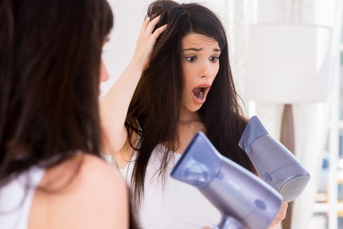 Hyppig brug af hårtørrer kan være med til at udtørre dit hår