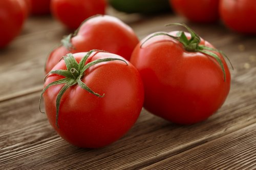 Du kan fjerne hård hud naturligt ved hjælp af tomater