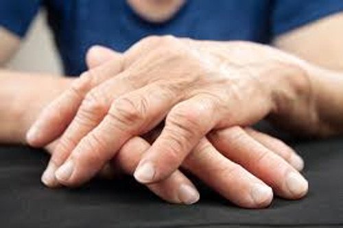 ældre kvindes hænder