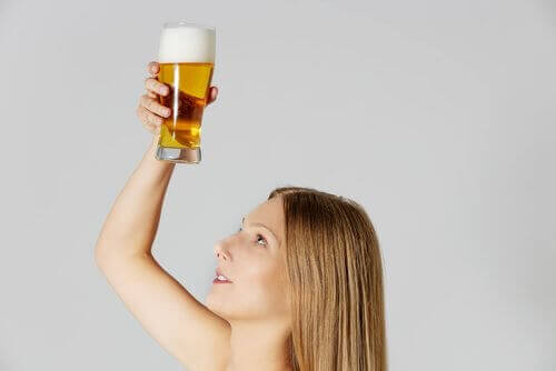 Alkoholfrit øl kan anvendes som balsam i tørt hår