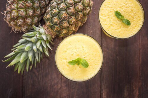 Ananassmoothie pyntet med mynte
