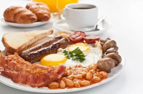 Røræg med bacon og pølser