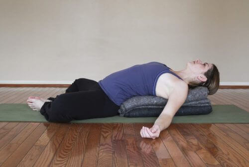 Denne stilling kan lindre menstruationssmerter g stress