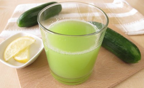 Juice af agurk og citronsaft stimuler urinproduktionen og giver lindring fra blærebetændelse