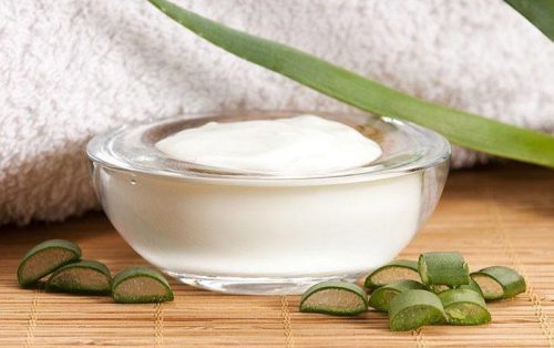 Aloe vera som en ansigtscreme til at fjerne døde hudceller