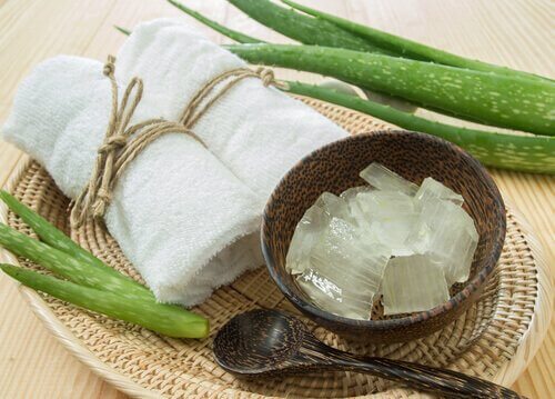 Aloe vera og olivenoliecreme glatter dit hår uden at beskadige det