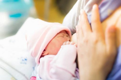 Amning er en vigtig del af pleje af din nyfødte i de første måneder