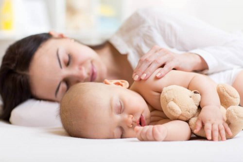 Babyer sover bedst, når de er i nærheden af deres mor
