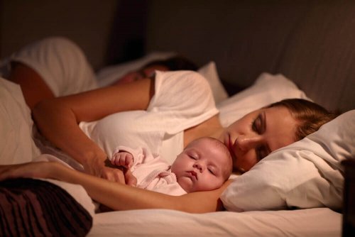 Fra de befandt sig i livmoderen har babyer være vant til at høre og mærke deres mor