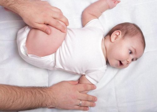 Der er forskellige teknikker du kan anvende til at dæmpe en babys hikke