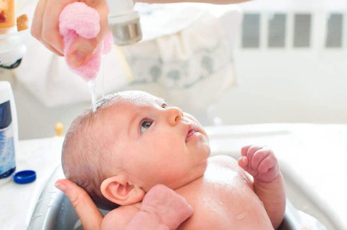 Du kan enten bade din baby ved hjælp af en svamp eller i et kar