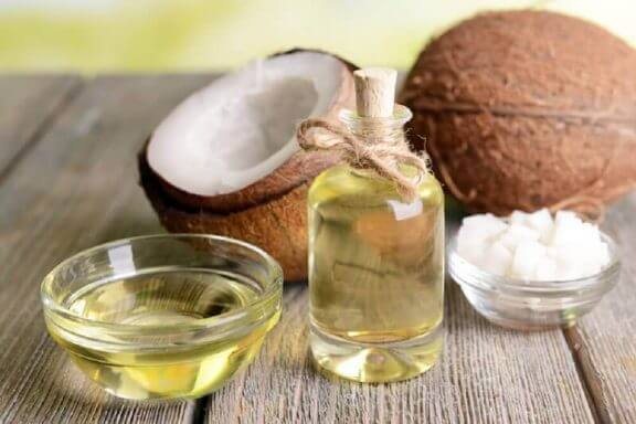 Behandl lændesmerter med arnika- og kokosolie salve