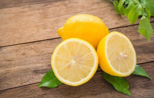 Frisk citronsaft bekæmper effektivt svampeinfektioner