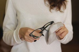 Undgå ridser på brillerne med disse 6 tricks