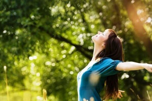 Glad kvinde i naturen